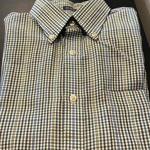 Men’s long sleeve dress shirt.  VanHeusen, no iron.  Size M 15-15-1/2. Like new.